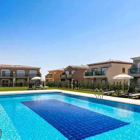 Luxury 3 Bedroom With A Shared Pool