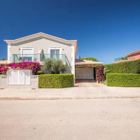 Luxury 3 Bedroom With A Shared Pool Villa *