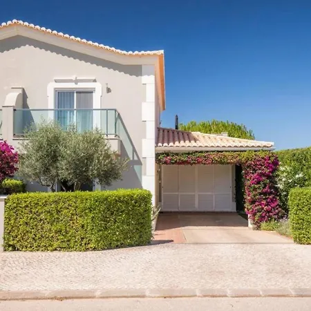 Luxury 3 Bedroom With A Shared Pool 라고스