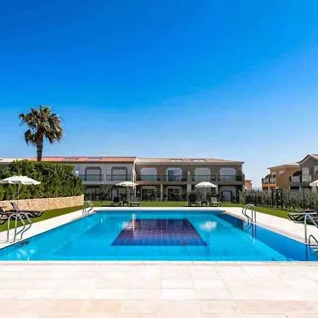 Luxury 3 Bedroom With A Shared Pool *