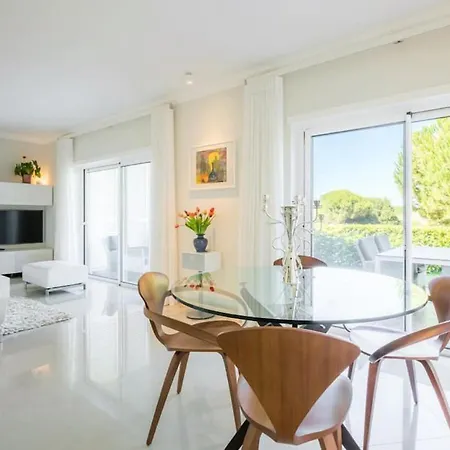 Luxury 3 Bedroom With A Shared Pool *